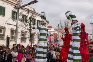 Geçit törenindeki eğlenceli karakterler