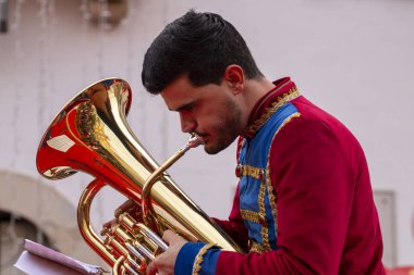 müzik bandosu enstrümanları çalıyor