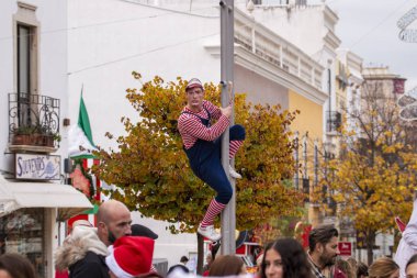 Geçit törenindeki eğlenceli karakterler