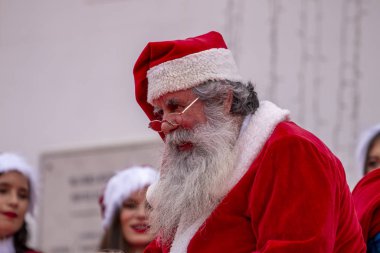 Noel Baba seyirciye katılıyor.