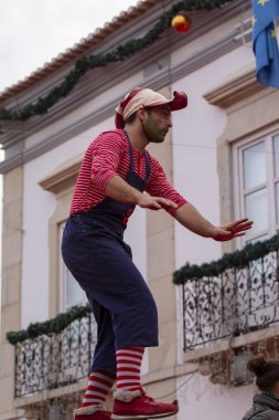Geçit törenindeki eğlenceli karakterler