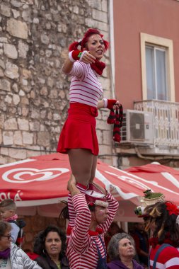 Geçit törenindeki eğlenceli karakterler