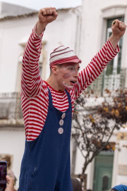 Geçit törenindeki eğlenceli karakterler