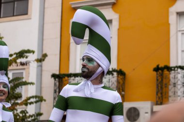 Geçit törenindeki eğlenceli karakterler