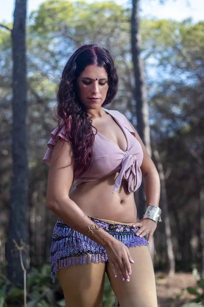 Belly dancer on nature — Stock Photo, Image