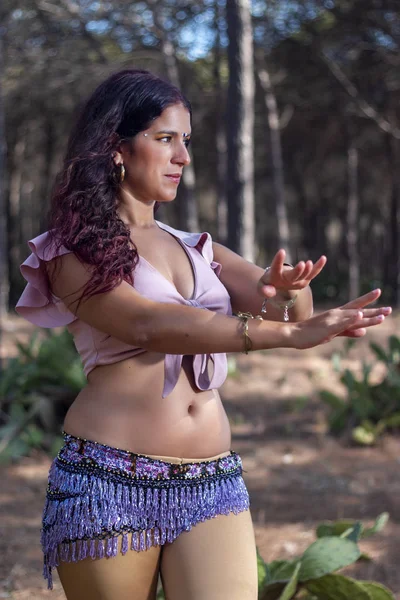 Belly dancer on nature — Stock Photo, Image