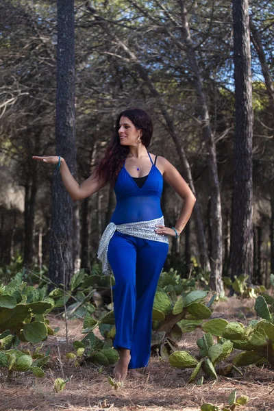 Ballerino del ventre sulla natura — Foto Stock