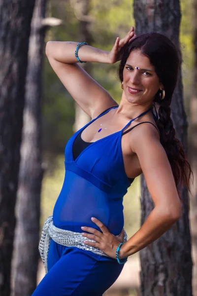 Belly dancer on nature — Stock Photo, Image