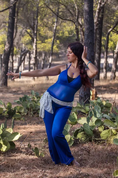 Belly dansare på naturen — Stockfoto