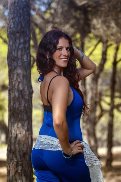 Bailarina del vientre en la naturaleza — Foto de Stock