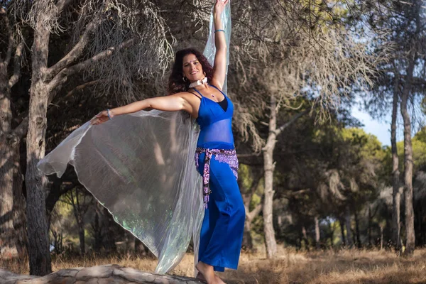 Belly dancer on nature — Stock Photo, Image