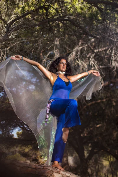 Belly dansare på naturen — Stockfoto