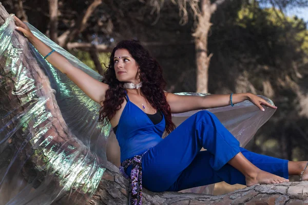 Belly dancer on nature — Stock Photo, Image