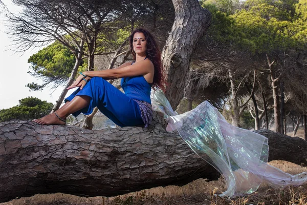 Ballerino del ventre sulla natura — Foto Stock