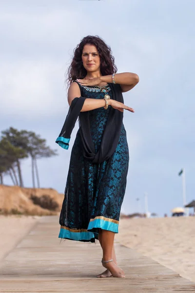 Belly dancer on nature — Stock Photo, Image