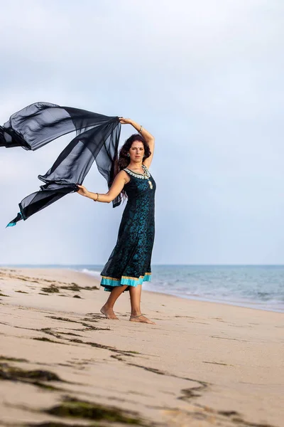 Danseuse sur la plage — Photo