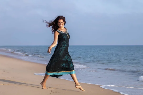 Danseuse sur la plage — Photo