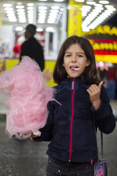 Cute girl eating cotton candy — Stock Photo, Image