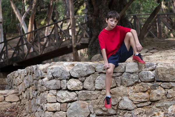 Bonito menino posando com roupas esportivas — Fotografia de Stock