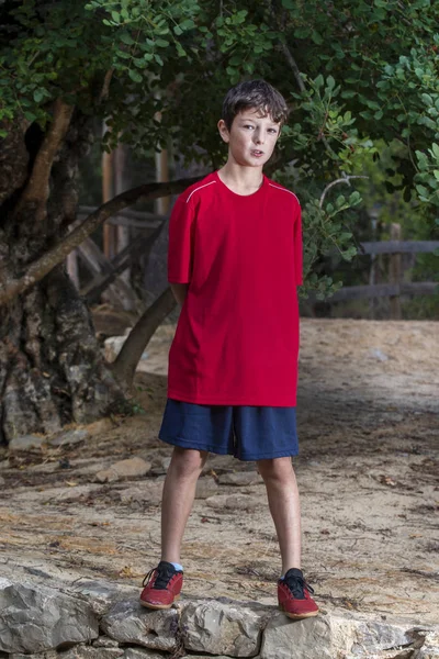 Leuke jongen poseren met sport kleding — Stockfoto