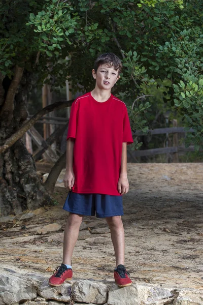 Söt pojke poserar med sport kläder — Stockfoto