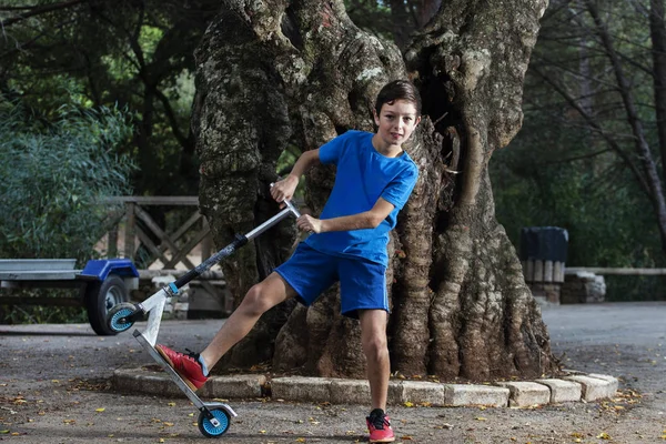 Garçon mignon avec scooter de skate — Photo