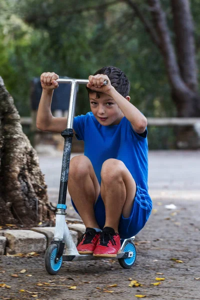 Leuke jongen met skate scooter — Stockfoto