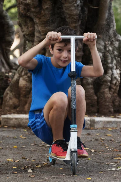 Leuke jongen met skate scooter — Stockfoto