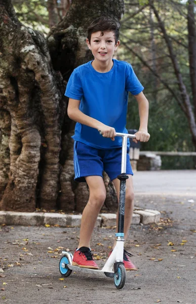 Leuke jongen met skate scooter — Stockfoto