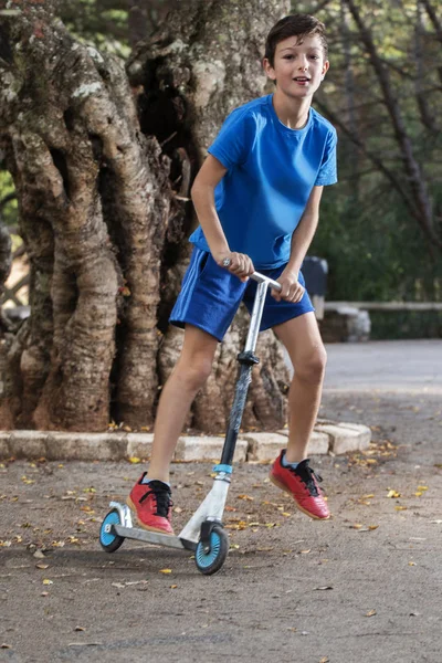 Garçon mignon avec scooter de skate — Photo