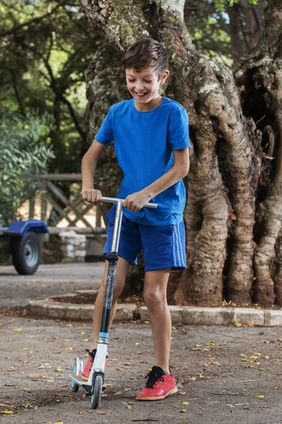 Leuke jongen met skate scooter — Stockfoto