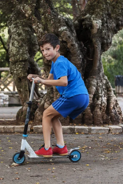 Lindo chico con patineta scooter — Foto de Stock