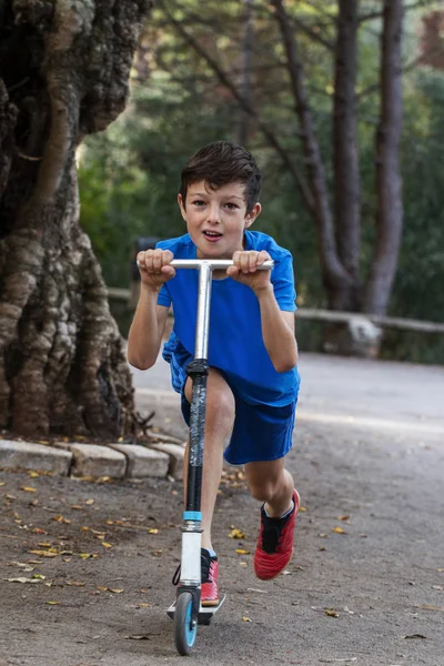 Leuke jongen met skate scooter — Stockfoto