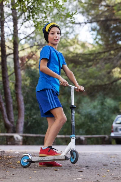 Cute boy z hulajnogi — Zdjęcie stockowe