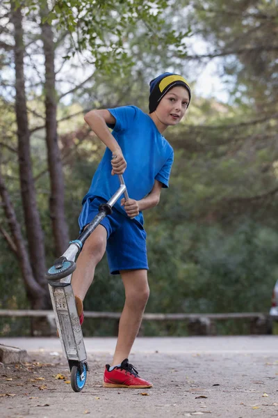 Leuke jongen met skate scooter — Stockfoto