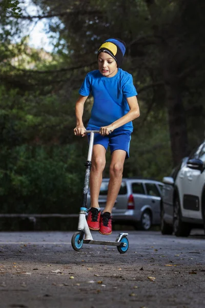 Leuke jongen met skate scooter — Stockfoto