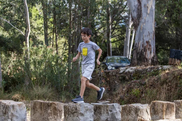 Lindo chico corriendo al aire libre — Foto de Stock