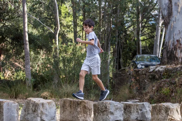 Aranyos fiú szabadtéri futás — Stock Fotó