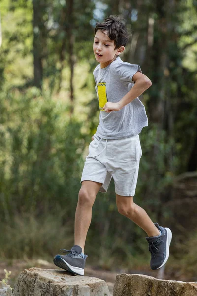 Leuke jongen buiten lopen — Stockfoto