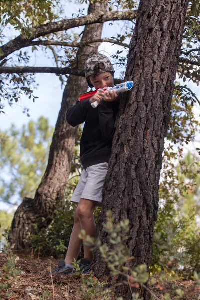 Leuke jongen met waterpistool — Stockfoto