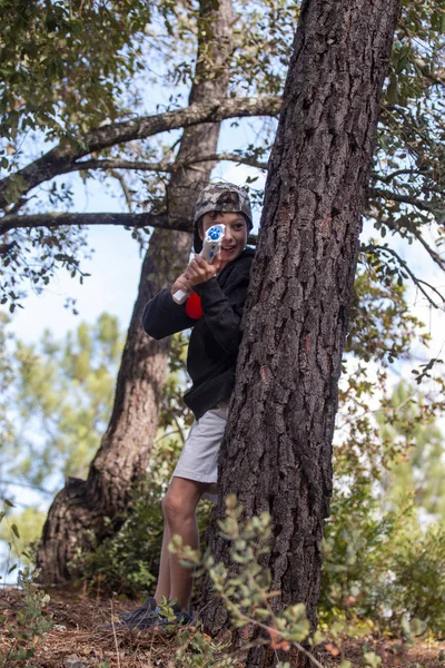 Garçon mignon avec pistolet à eau — Photo