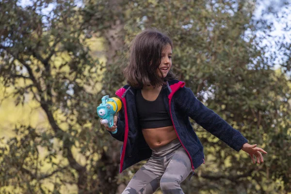 Cute girl with water gun — Stock Photo, Image