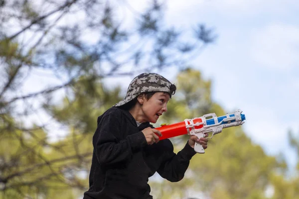 Cute boy with water gun — 图库照片