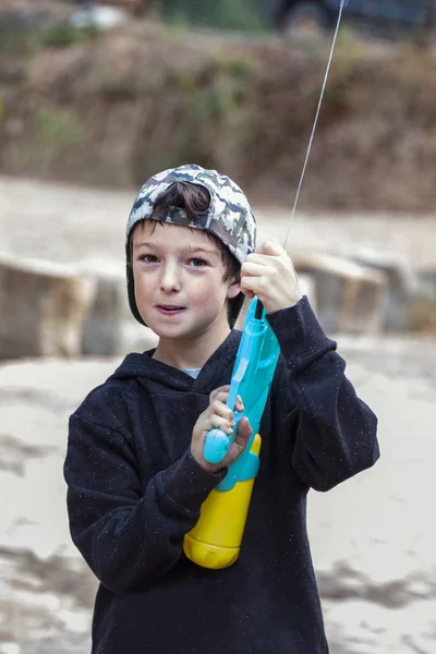 Söt pojke med vattenpistol — Stockfoto
