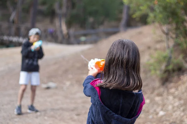 Cute girl and boy with water guns — Stock Photo, Image