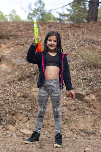 Милая девушка с водяным пистолетом — стоковое фото