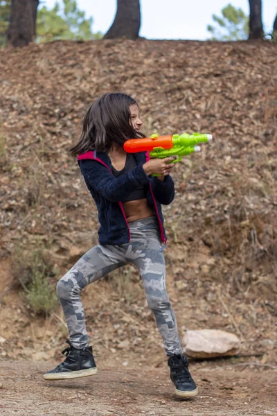 Söt flicka med vattenpistol — Stockfoto