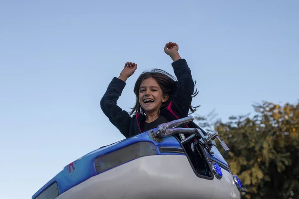 Linda chica que se divierte en el parque de atracciones — Foto de Stock