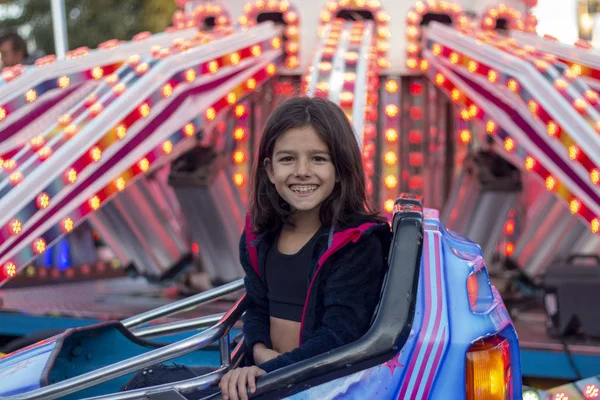 Güzel kız lunaparkta eğleniyor. — Stok fotoğraf