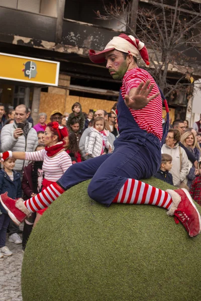 Geçit törenindeki eğlenceli karakterler
